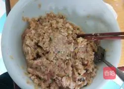 Illustration of how to make dumplings filled with pickled cabbage and meat 2