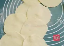 Illustration of how to make Shanghai snack fried steamed buns 5