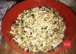 Illustration of how to make eggplant, egg and fungus dumplings 9