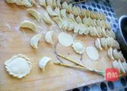 Illustration of how to make three fresh meat dumplings 10