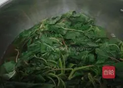 Illustration of how to make amaranth meat dumplings 4