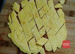 Illustration of how to make yellow spine fish egg cake soup 5