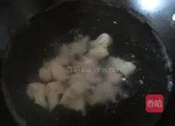 Illustration of how to make fresh meat wontons 3