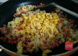 Illustration of how to make ham, sausage and egg fried rice 9