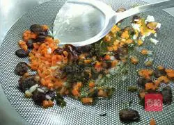 Illustration of how to make fried rice with sausage and pickled vegetables 5