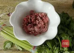 Illustration of how to make beef and celery dumplings 1