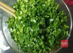 Illustration of how to make wontons stuffed with beef and chives 5