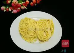 Illustration of how to make egg noodles 8