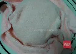 Illustration of how to make steamed buns with vegetarian stuffing 6