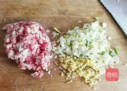 Illustration of how to make mutton pot stickers and dumplings 3