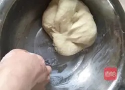 Illustration of how to make steamed buns with mushroom and bean paste 5