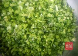 Illustration of how to make celery and pork dumplings 2