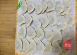 Illustration of how to make coriander and meat dumplings 4