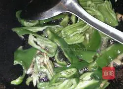 Illustration of how to make fried noodles with green pepper 3