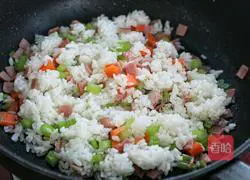 Illustration of how to make fried rice with mixed vegetables, ham and eggs 9