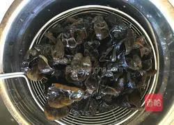 Illustration of how to make dumplings stuffed with carrots and fungus 3