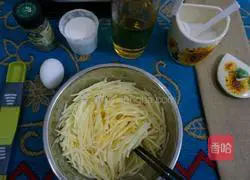 Illustration of how to make potato shredded pancakes 2