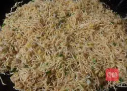 Illustration of how to make stir-fried noodles with bean sprouts and minced meat 7