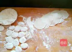 Illustration of how to make beef and celery dumplings 8