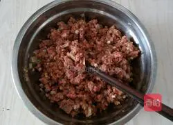 Illustration of how to make green pepper stuffed dumplings 1