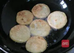 Illustration of how to make pan-fried potato pancakes 4