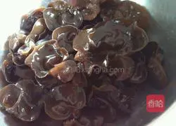 Illustration of how to make pork, fungus and radish dumplings 7