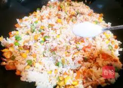 Illustration of how to make colorful fried rice with peas and corn 8