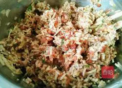 Illustration of how to make lotus root meat dumpling stuffing 14