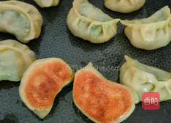 Illustration of how to make fried dumplings 18