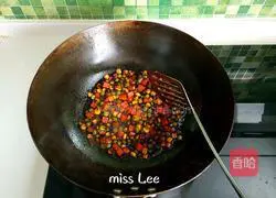 Illustration of how to make mixed vegetables and diced meat with soy sauce fried rice 4