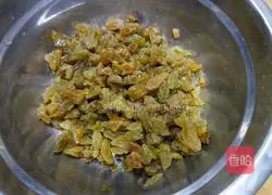 Illustration of how to make raisin muffins 2