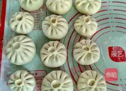 Illustration of how to make steamed buns stuffed with cabbage, carrot and meat 13