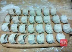 Illustration of how to make leek and meat dumplings 11