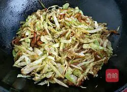 Illustration of how to make fried noodles with shredded pork and cabbage 5