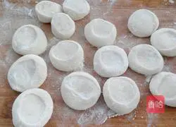 New Year's Eve dinner_Illustration of how to make pork dumplings 8