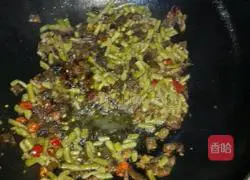 Illustration of how to make fried rice with soaked cowpeas and sausages 3