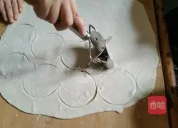 Illustration of how to make celery and pork dumplings 9