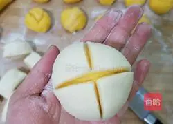 Illustration of how to make pumpkin blossom steamed buns 18