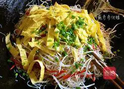 Illustration of making fried noodles with mung bean sprouts 14
