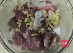 Illustration of how to make small wontons stuffed with mushrooms, carrots and carrots 2