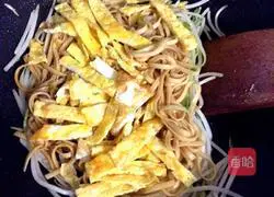 Illustration of how to make fried noodles with mung bean sprouts 7