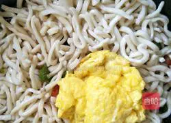 Illustration of how to make fried noodles with eggs 7