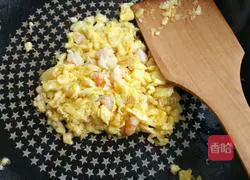 Illustration of how to make egg, shrimp, ham and fried rice 6