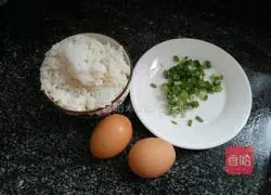 Illustration of how to make green onion and egg fried rice 1