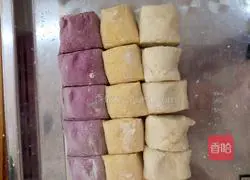 Illustration of making couple's slipper buns 11