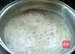 Illustration of how to make green onion noodles 5