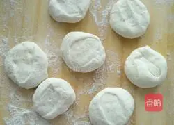 Illustration of how to make steamed buns stuffed with dried beans 8