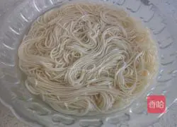 Illustration of how to make noodles with scallion oil 5