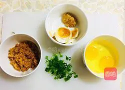 Illustration of how to make salted duck egg and meat floss fried rice 1