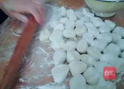 Illustration of how to make handmade pork and leek dumplings 9